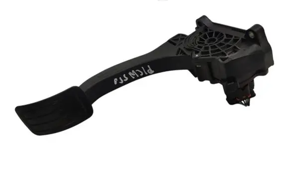 Accelerator throttle pedal