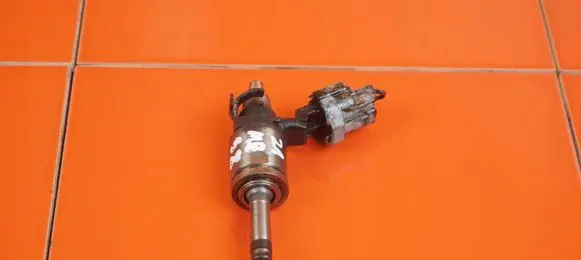 Nissan Juke I F15 Fuel injector 8201438013 21MB38