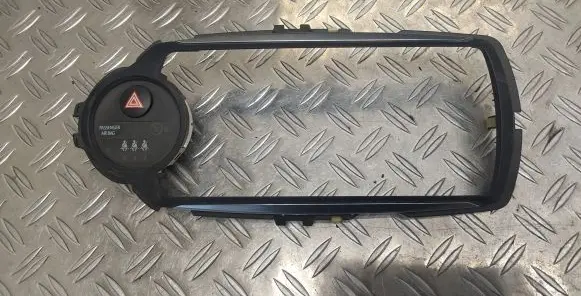 Radio/GPS head unit trim