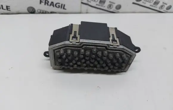 Volkswagen PASSAT B6 Heater blower motor/fan resistor 3C0907521