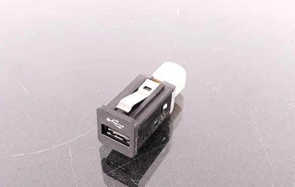 BMW X5 E70 USB socket connector 6131916719601 916719601 9167196