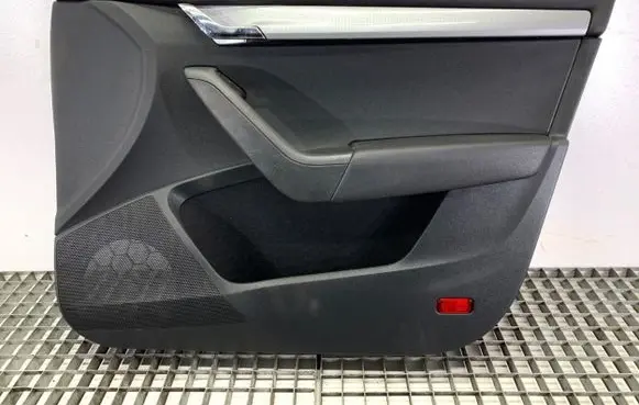 Skoda Octavia Mk3 (5E) Front door card panel trim