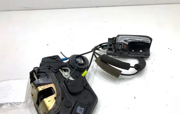 Toyota Avensis T250 Rear door lock