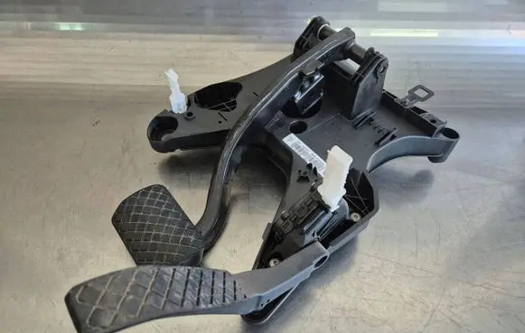 Volkswagen Touareg II Brake pedal 7P0723031AK 20131112 0221231