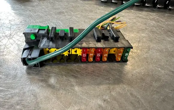 Peugeot 3008 I Fuse module 9627791880