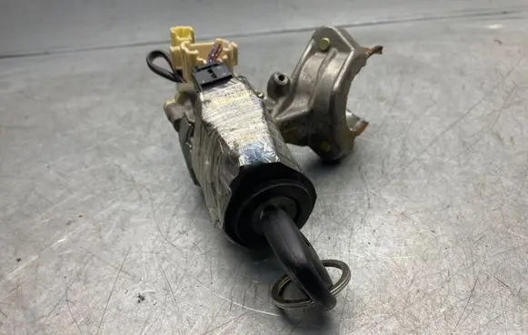 Toyota Corolla Verso E121 Ignition lock 2039D 8978313010