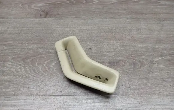 Volvo XC70 Seat belt trim 