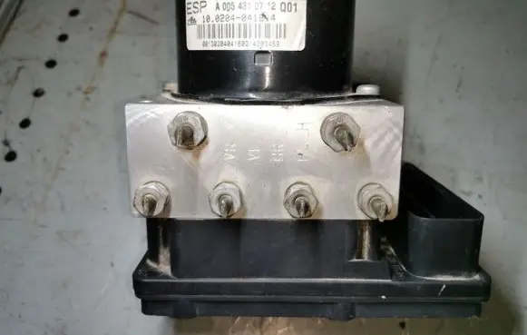 Mercedes-Benz C W203 ABS Pump A2095452932 A0054310712