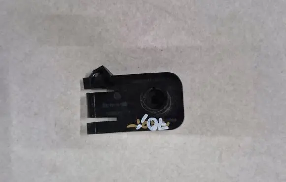 Headlight/headlamp mounting bracket