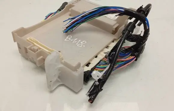 Toyota Yaris XP210 Fuse module 8273052K40