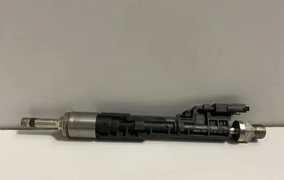 BMW 2 F22 F23 Fuel injector 7639994