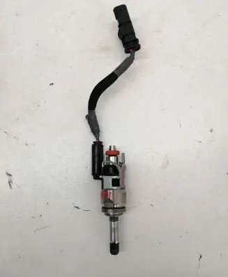 Volvo XC60 Fuel injector 32140134