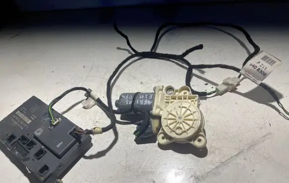 Mercedes-Benz E W211 Front door window regulator motor 0130821971