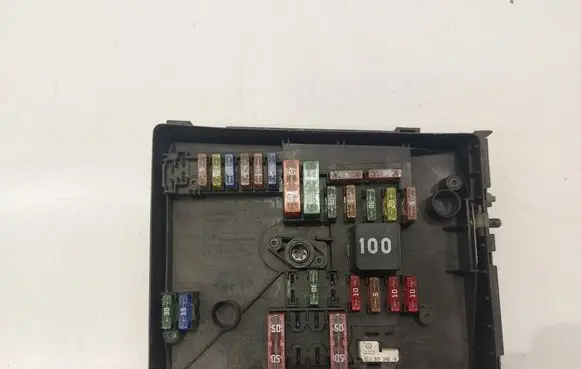 Volkswagen Touran II Fuse box set 1K0937125D 017183073