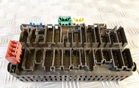 Volkswagen Golf III Fuse module 357937039