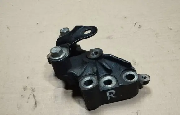 Honda CR-V Engine mounting bracket