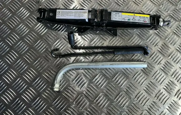 Volkswagen PASSAT B8 Lift Jack 3Q0011031A