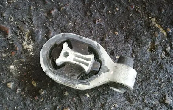 Nissan Juke I F15 Engine mount bracket