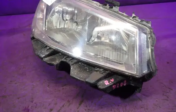 Renault Megane II Headlight/headlamp 7701064017