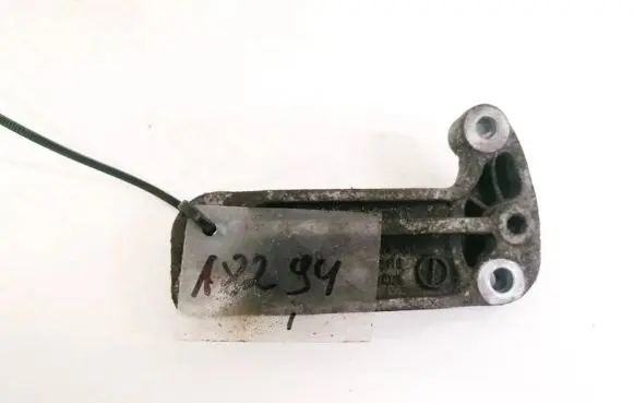 Mercedes-Benz A W169 Engine mounting bracket F0102N6 AIS19CU3
