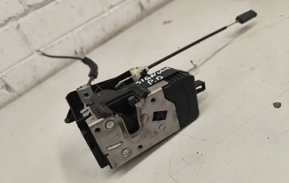 Opel Signum Front door lock 13157762