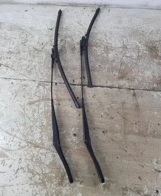 Opel Astra H Front wiper blade arm