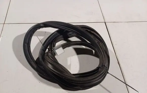 Opel Zafira A Rubber seal front coupe door 