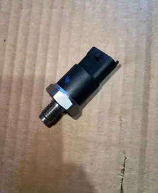 BMW 5 E39 Fuel pressure sensor 0281002405