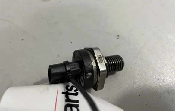 BMW 7 G11 G12 Oil pressure sensor 8614494