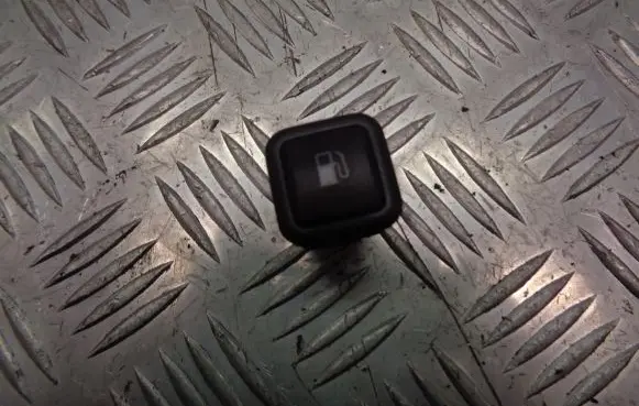 Volkswagen Golf IV Fuel tank opening switch 