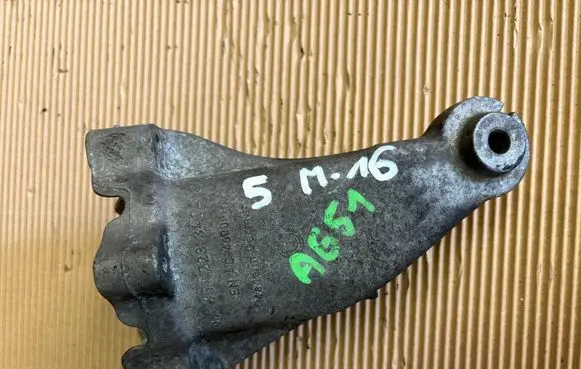 Engine mounting bracket