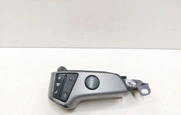 Steering wheel buttons/switches