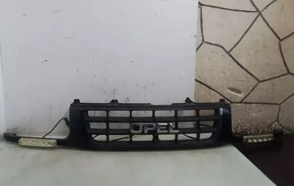 Opel Frontera B Front bumper upper radiator grill