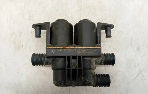 BMW 5 E60 E61 Coolant heater control valve 6927915 1147412176