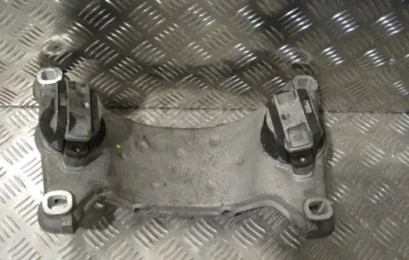 Audi A8 S8 D3 4E Engine mounting bracket 4E0399231NA8D31
