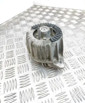 Mercedes-Benz C W204 Engine mount bracket