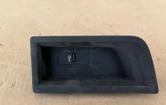 BMW 3 F30 F35 F31 AUX in-socket connector 105026812 9207357 5845071
