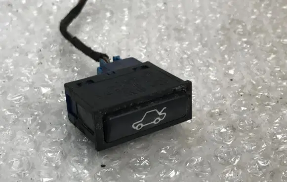 BMW 5 E39 Tailgate opening switch 8365579