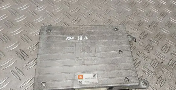 Toyota RAV 4 (XA40) Sound amplifier 8628042050