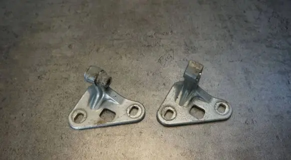 Mercedes-Benz CLS C219 Front door lower hinge 