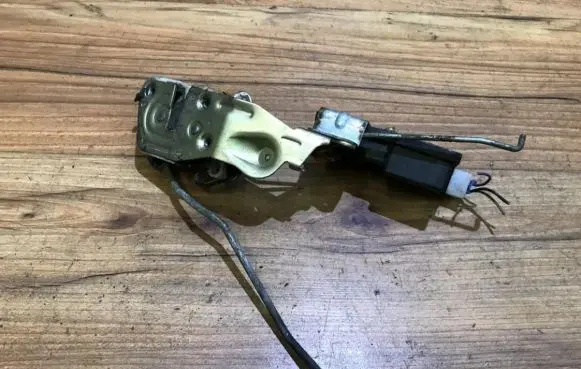 Mitsubishi Lancer Front door lock