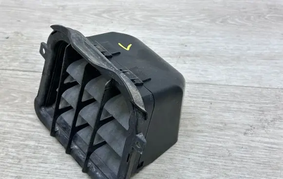 Quarter panel pressure vent