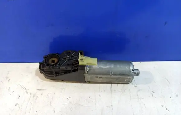Volvo S80 Seat adjustment motor 0390203245 8621412