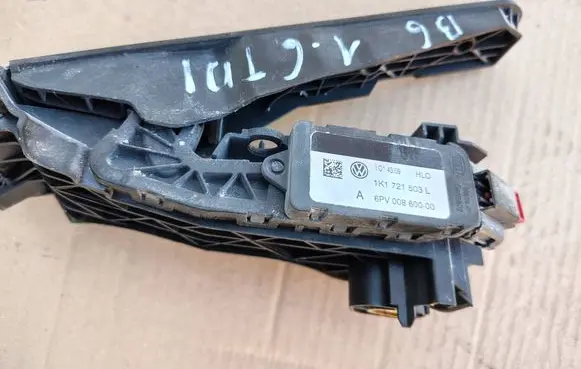 Accelerator throttle pedal