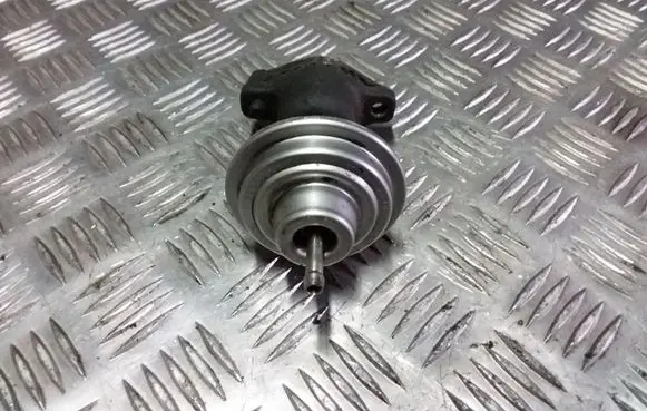 Volkswagen Golf III EGR valve 028131501E