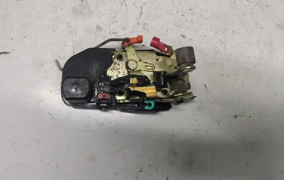 Chrysler PT Cruiser Front door lock