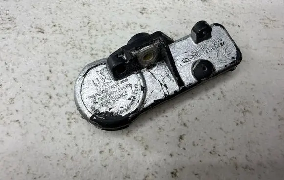 Peugeot 5008 Tire pressure sensor 9673860880
