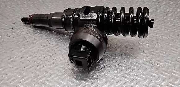 Volkswagen PASSAT B5.5 Fuel injector 038130073AJ