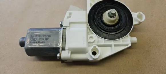 Mercedes-Benz GL X166 Front door window regulator motor A1669060301 0130822755