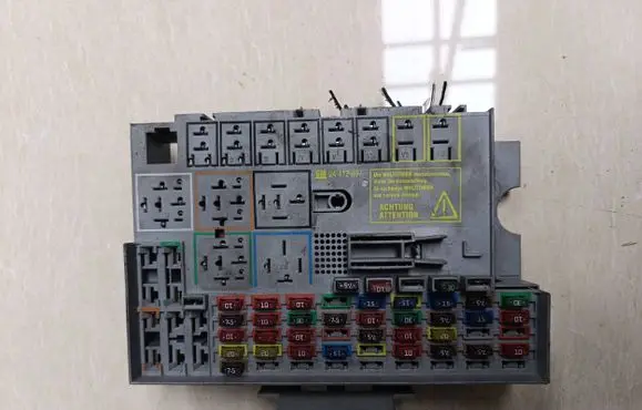 Opel Zafira A Fuse box set 24412497